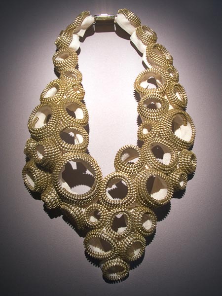 Ожерелье из
швейных молний
